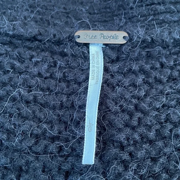 FREE PEOPLE ALPACA WOOL KNIT SWEATER Size L
Black
Like new - Picture 2 of 10